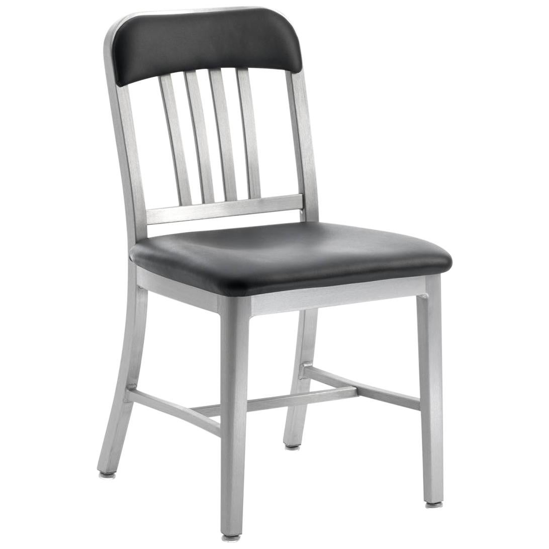 Emeco-Stuhl in Marineblau aus gebürstetem Aluminium mit Barrückenlehne von US Navy im Angebot