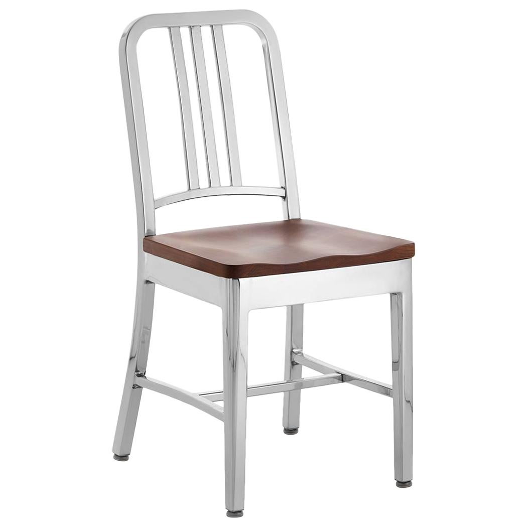 Emeco Marineblauer Stuhl aus poliertem Aluminium und Kirschbaumholz von Us Navy im Angebot