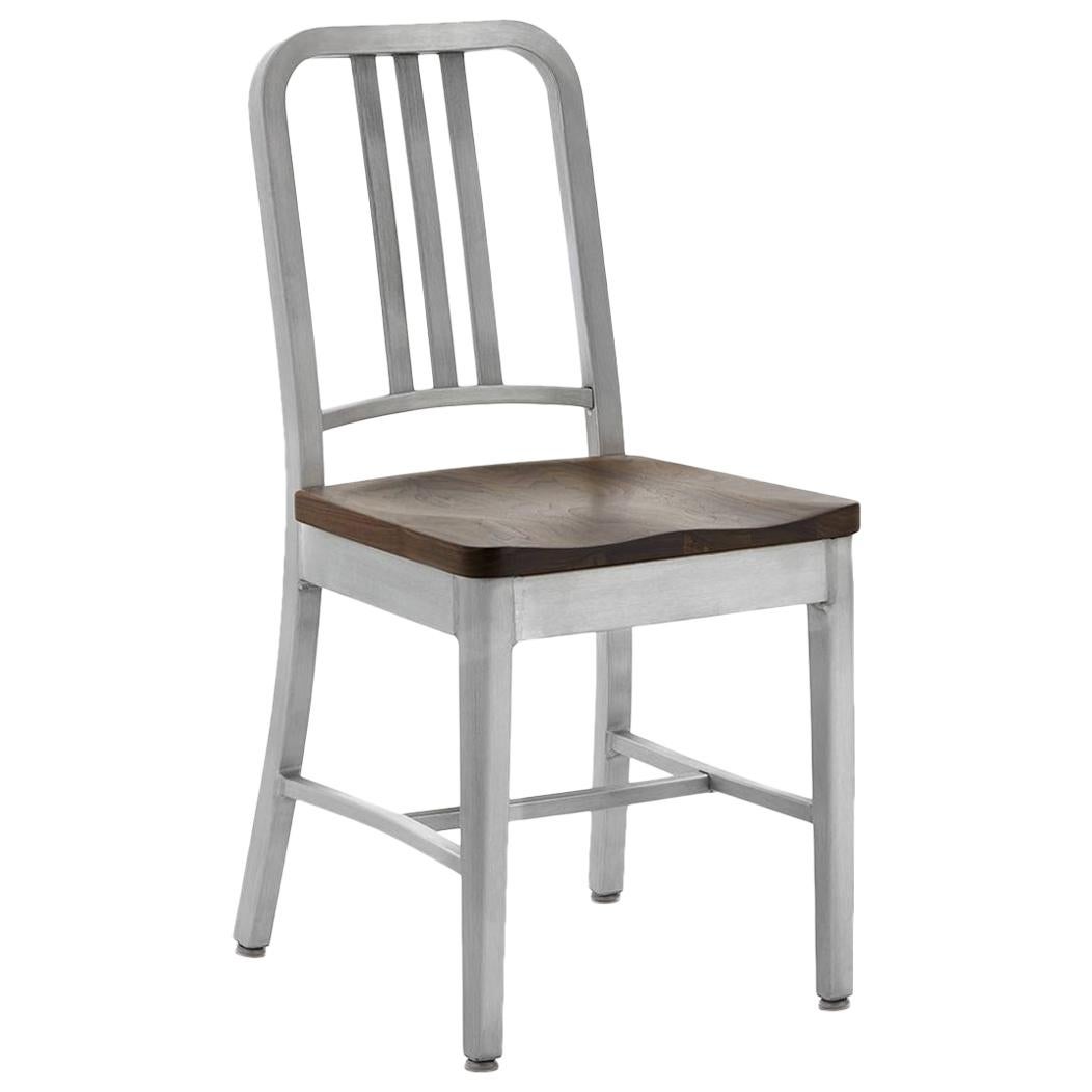 Emeco Navy-Stuhl aus gebürstetem Aluminium und Nussbaum von US Navy im Angebot