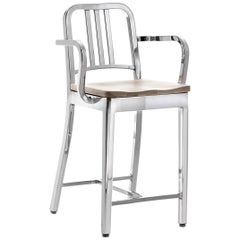 Tabouret de comptoir de la marine Emeco avec accoudoirs en aluminium poli et frêne par la marine américaine