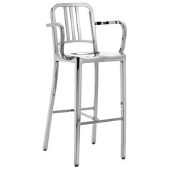 Tabouret de bar bleu marine Emeco avec accoudoirs en aluminium poli par la marine américaine