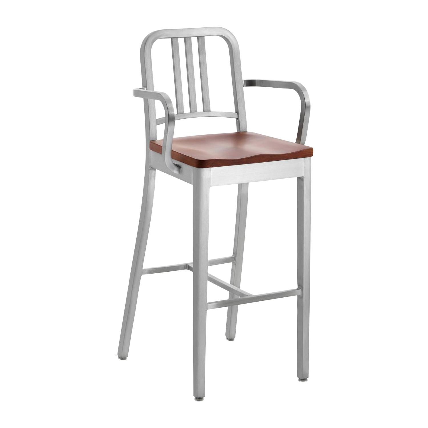 Tabouret de bar bleu marine Emeco avec accoudoirs en aluminium brossé et cerisier par la marine américaine en vente