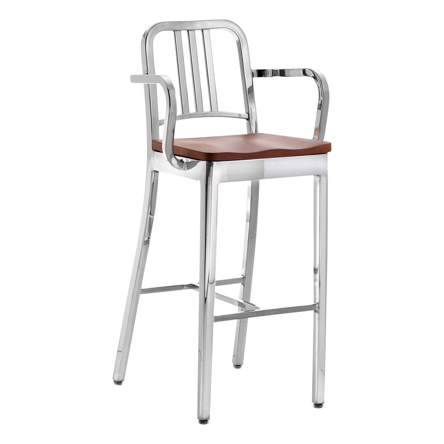 Tabouret de bar bleu marine Emeco avec accoudoirs en aluminium poli et cerisier par la marine américaine