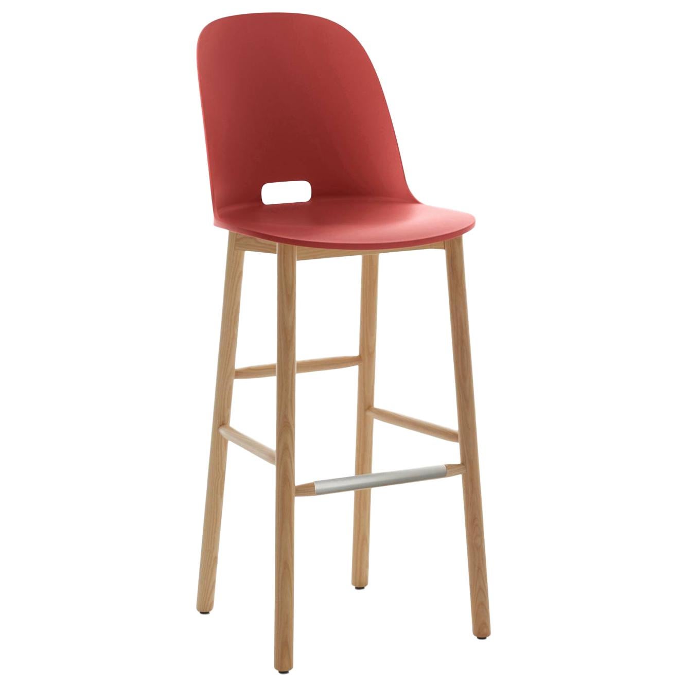 Emeco Alfi Barhocker in Rot und Esche mit hoher Rückenlehne von Jasper Morrison im Angebot