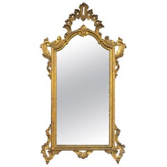 Miroir en bois doré sculpté de style rococo italien avec crête de rocaille ajourée