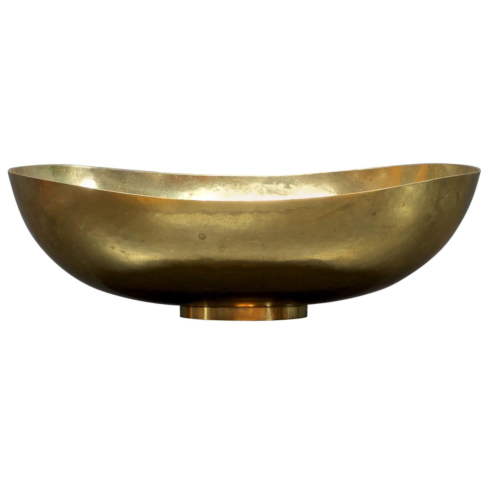 1930s Hand-Hammered Large Brass Bowl Hayno Focken Germany, Bauhaus Art Deco Era