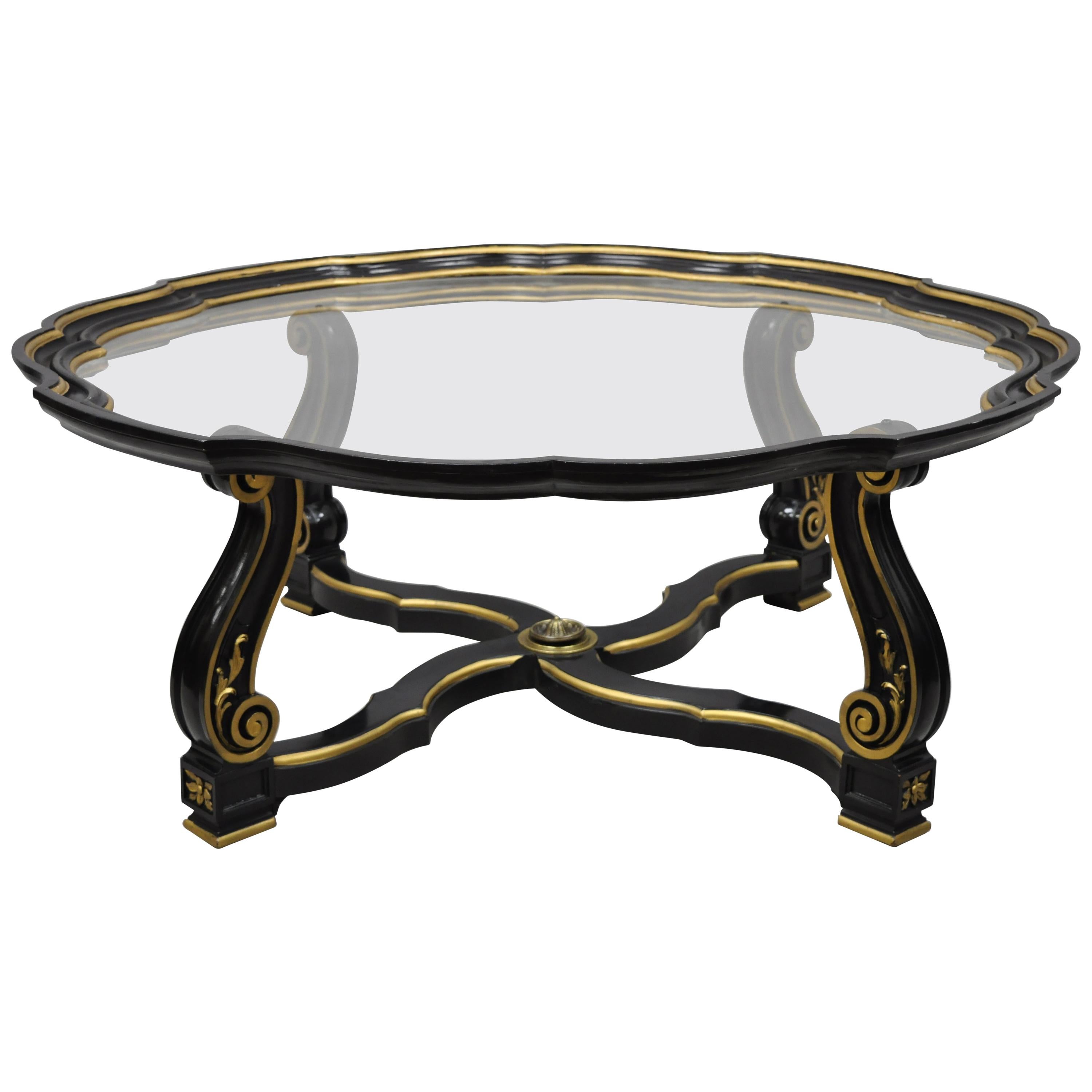 Table basse à plateau Hollywood Regency française en noir et or avec bord festonné en vente