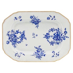 Grand plat en porcelaine de Worcester du XVIIIe siècle, première période, émail bleu sec