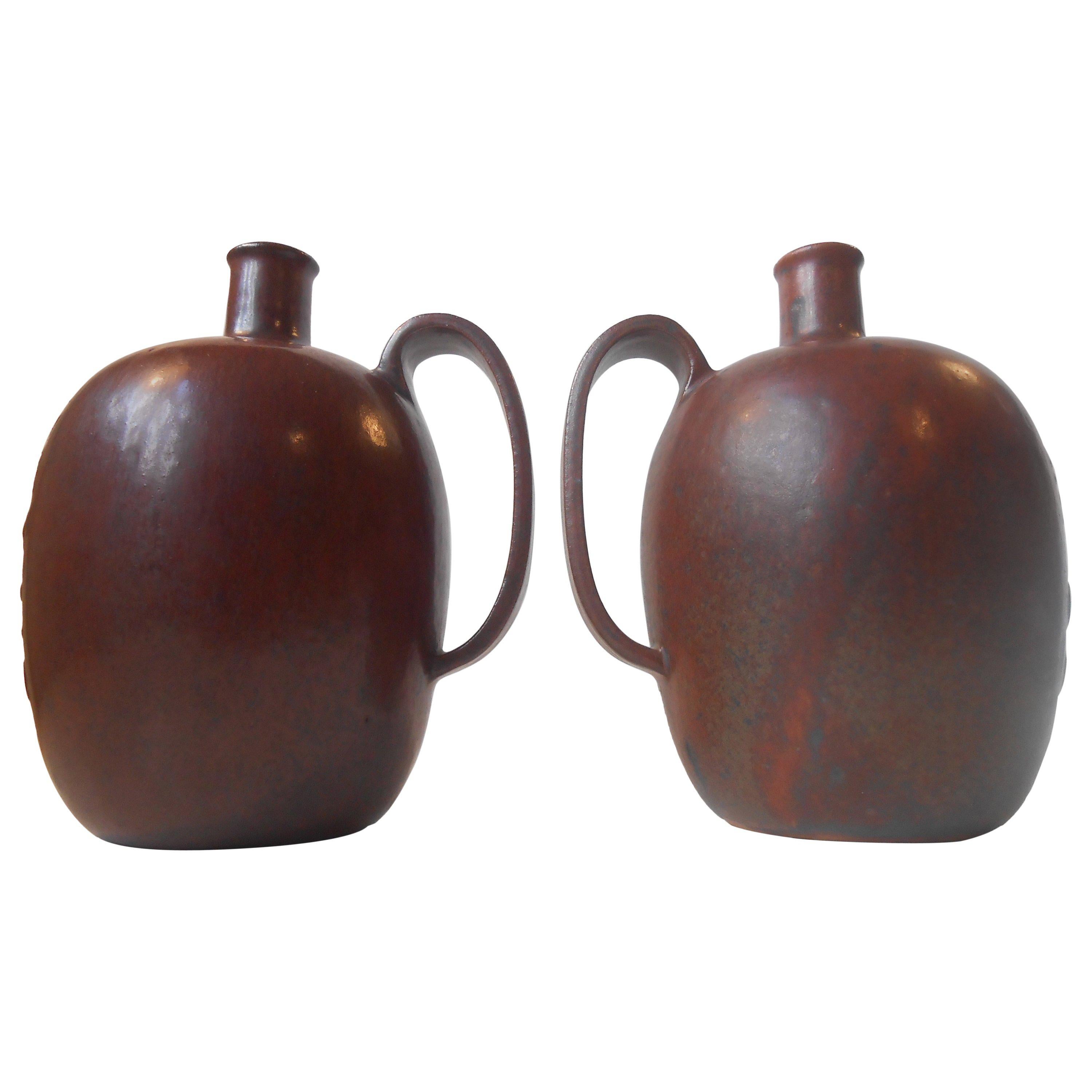 Ein Paar organisch geformter, zusammenpassender Arne Bang Cloc. Schokolade Schnapsflaschen / Vasen mit reichen roten gesungenen Glasuren. Beide in neuwertigem Zustand. Maße: Höhe 15 cm (6 Zoll), Durchmesser ca. 10-11 cm (4 Zoll). Beide haben das