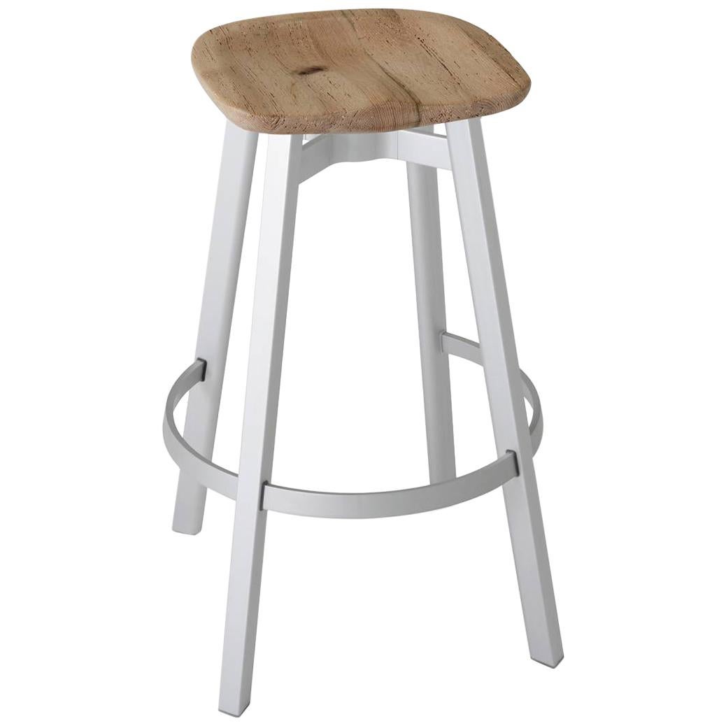 Tabouret de bar Emeco Su en aluminium naturel avec assise en chêne de récupération par Nendo