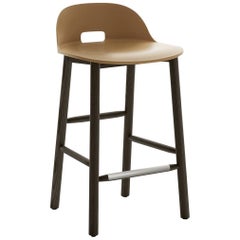 Taburete de mostrador Emeco Alfi en arena y fresno oscuro con respaldo bajo by Jasper Morrison