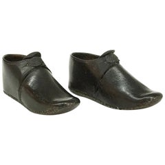 Zoccoli piccoli inglesi dell'inizio del XIX secolo, scarpe per bambini o per bambole