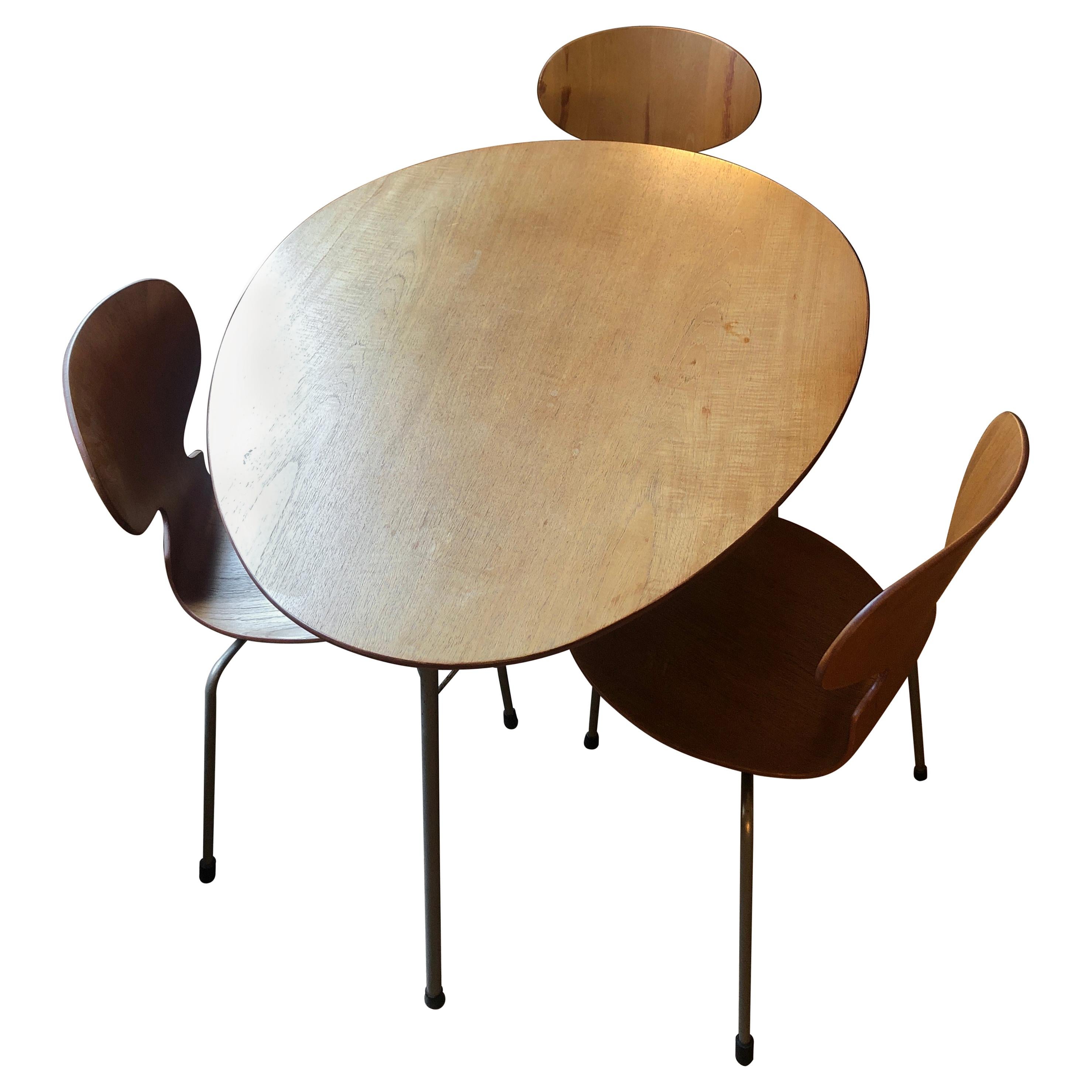 Table oeuf Arne Jacobsen avec trois chaises Fourmi:: Mfg. Fritz Hansen