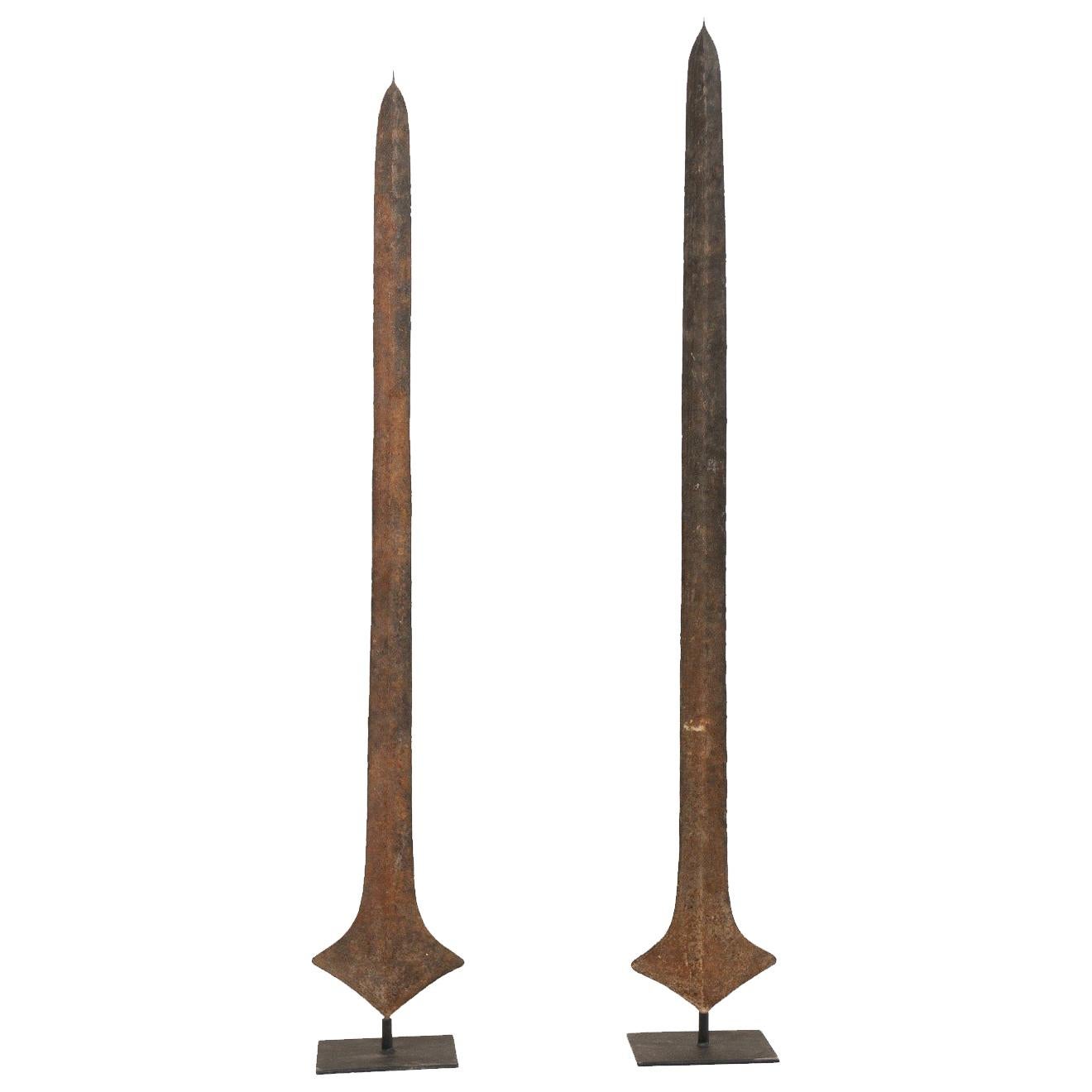 Paar afrikanische Schwerterwährungen aus Eisen auf maßgefertigten Ständern im Angebot