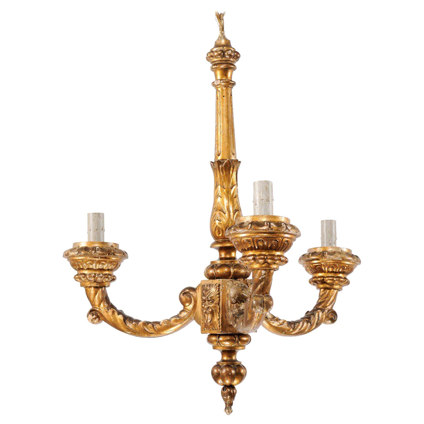 Lampadario francese a tre luci in legno dorato intagliato e decorato