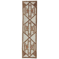 Tapis de course turc vintage Tulu au design graphique et géométrique en crème, Brown et Brown