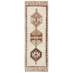 Türkischer Tulu Vintage-Teppich im Vintage-Stil mit Stammesmotiven in Braun und Creme