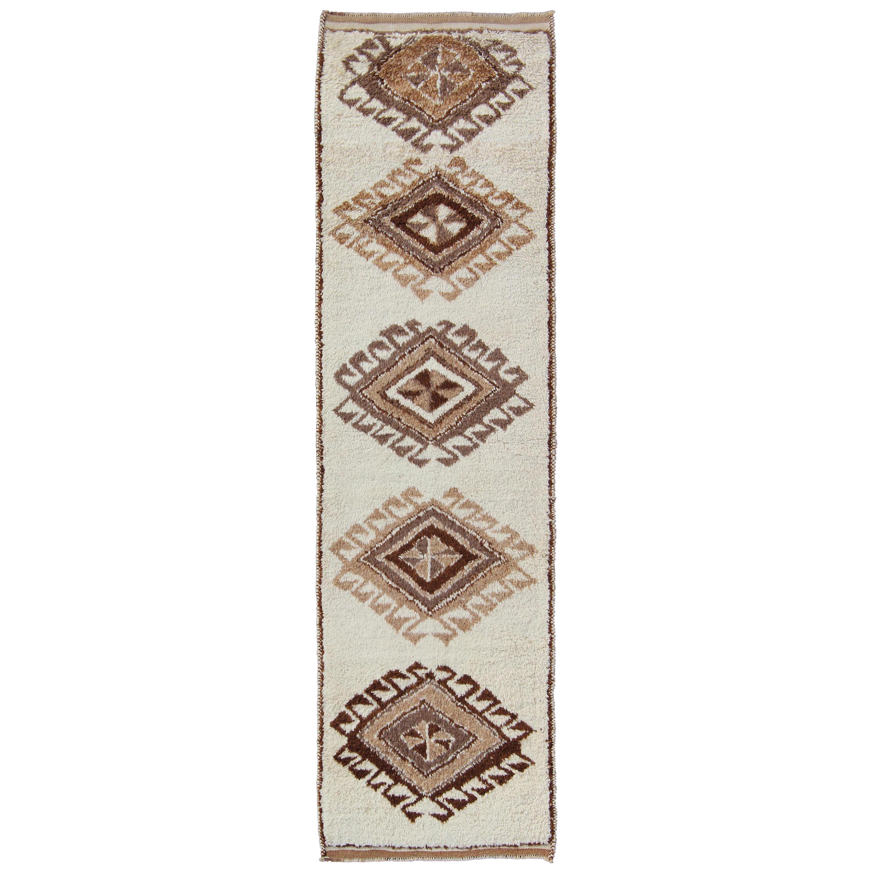 Tapis de galerie turc Tulu vintage avec motif tribal de diamants en crème et marron