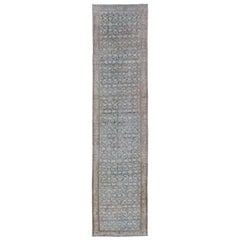 Tapis de couloir Malayer bleu ancien persan avec fleurs dans des tons clairs
