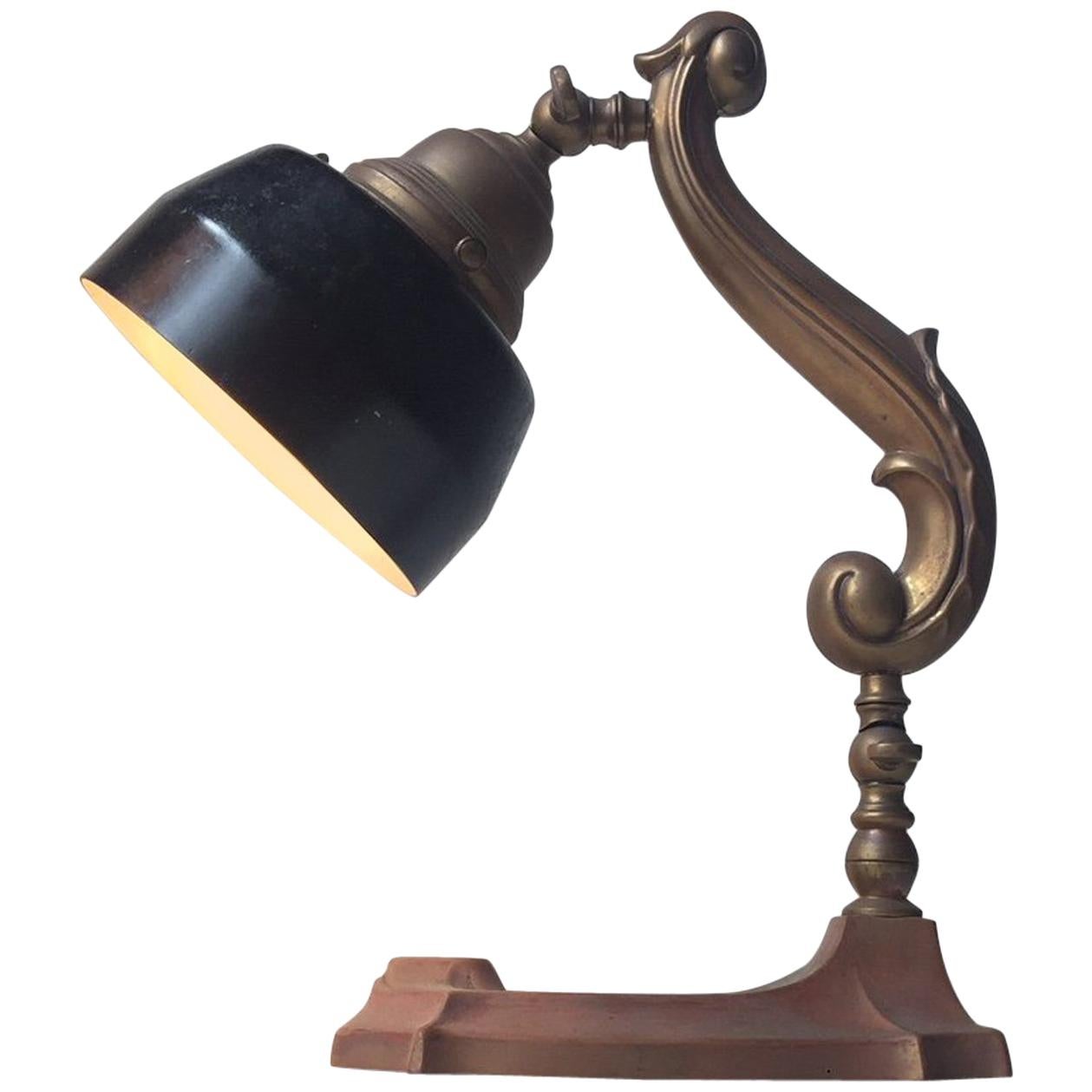 Lampe de bureau danoise Art Nouveau des années 1920 en cuivre patiné et laiton