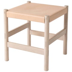 Juniper Hocker von Sun at Six, Nudefarbener minimalistischer Hocker aus Holz und Leder