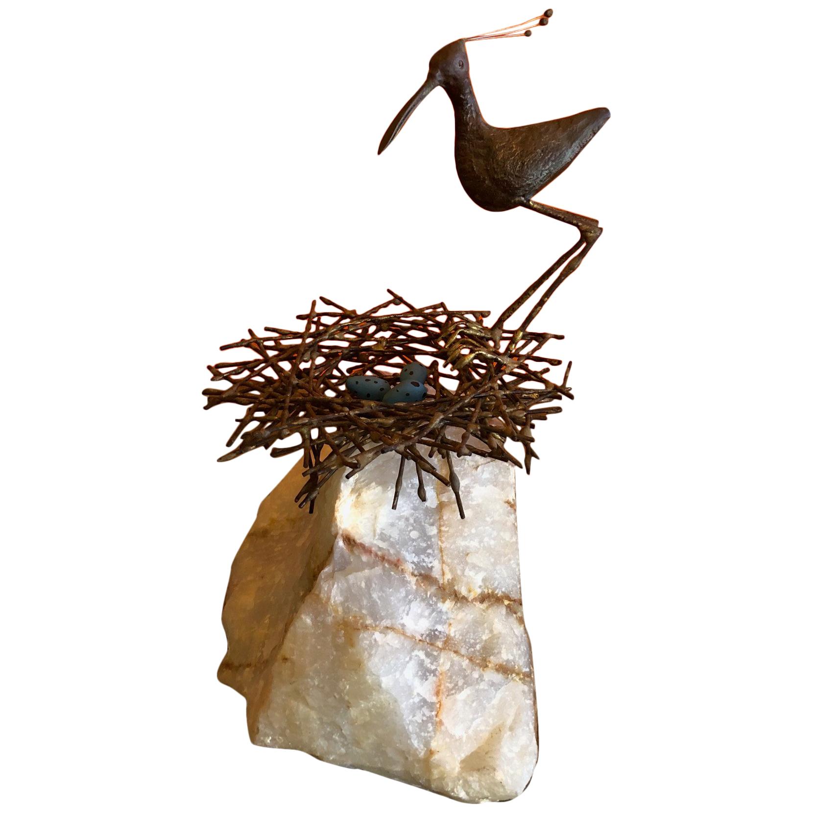 Vogel oder Flussuferläufer im Nest Skulptur auf Quarzsockel von C. Jere