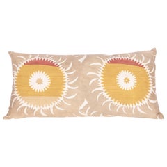 Funda de cojín/almohada suzani antigua confeccionada a partir de un suzani de mediados del siglo XX