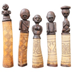 Set di cinque portapolvere in legno e osso per noci di Betel da Timor Occidentale