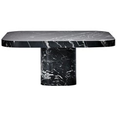 Tavolino ClassiCon Bow No. 3 in marmo Nero Marquina di Guilherme Torres