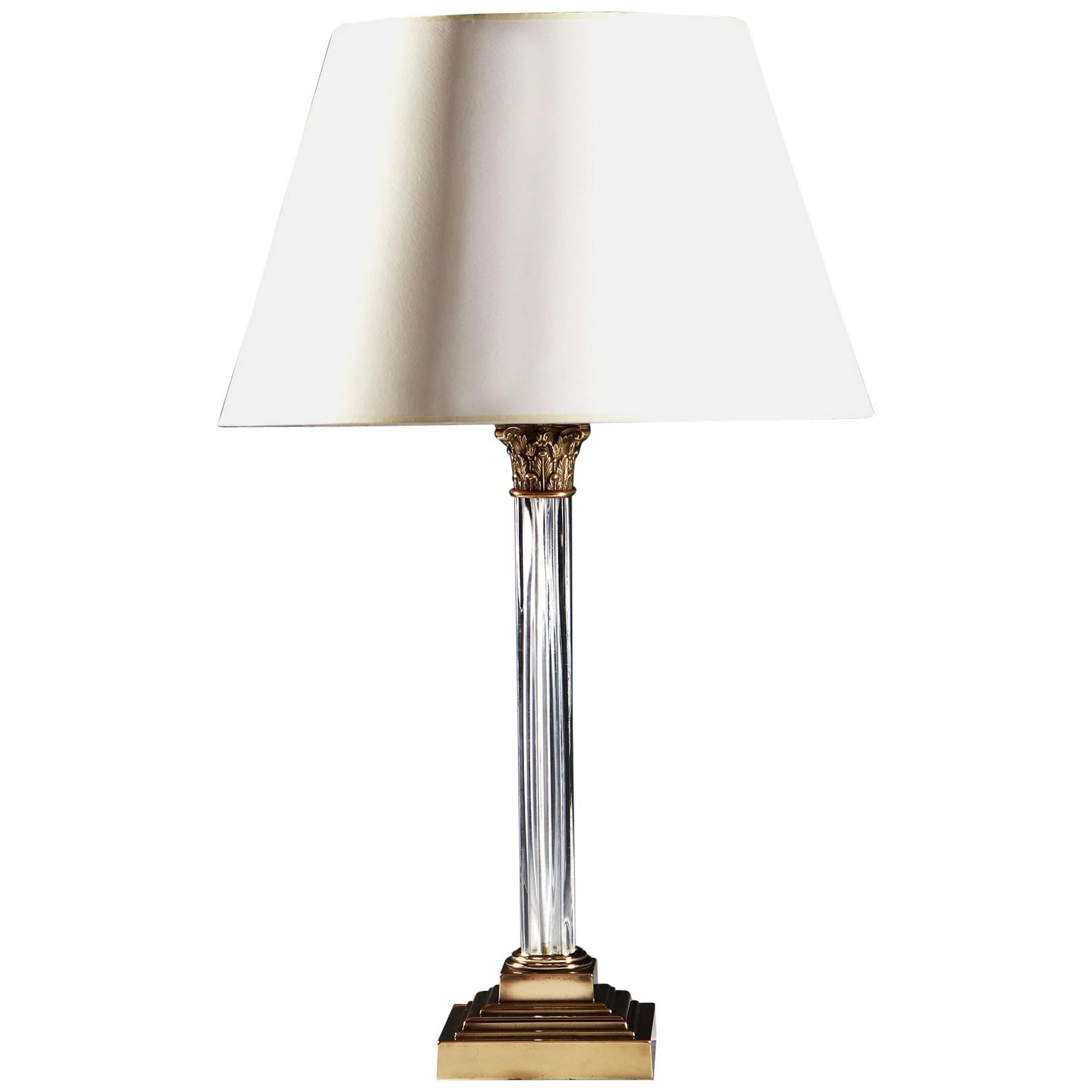 Säulen-Tischlampe aus Glas und Messing mit korinthischer Kappe, frühes 20. Jahrhundert im Angebot