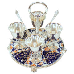 Cruet à oeufs à 4 tasses en métal argenté avec cuillères sur socle en porcelaine d'Imari - Vieil Anglais