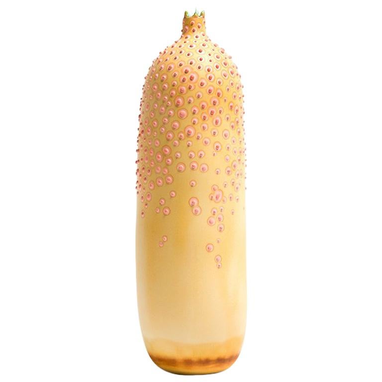Grand vase Dubos  jaune moutarde fabriqué à la main par Elyse Graham, XXIe siècle