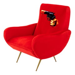 Fauteuil tapissé "Revolver" de Seletti par Toiletpaper Magazine