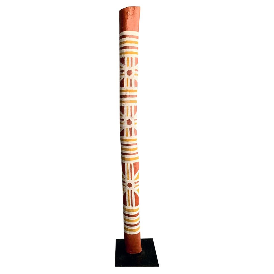 Tótem aborigen australiano pintado de la isla Elcho
