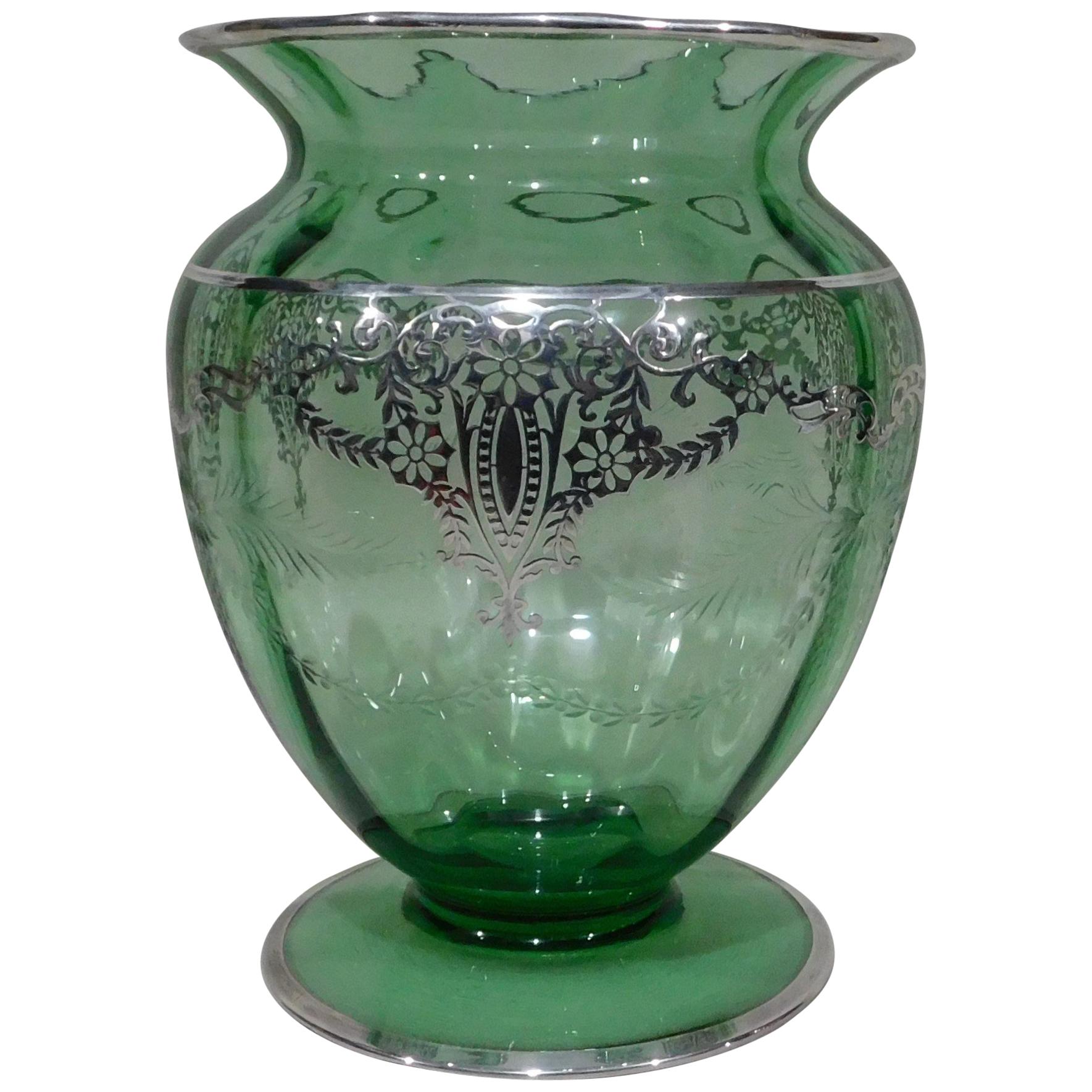 Amerikanische Vase aus grünem amerikanischem Glas mit Radschliff und Silberüberzug, um 1920 im Angebot