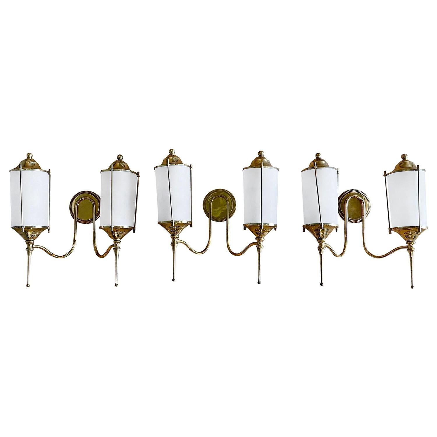 Ensemble italien du 20ème siècle de trois appliques murales vintage en laiton à double lumière en vente