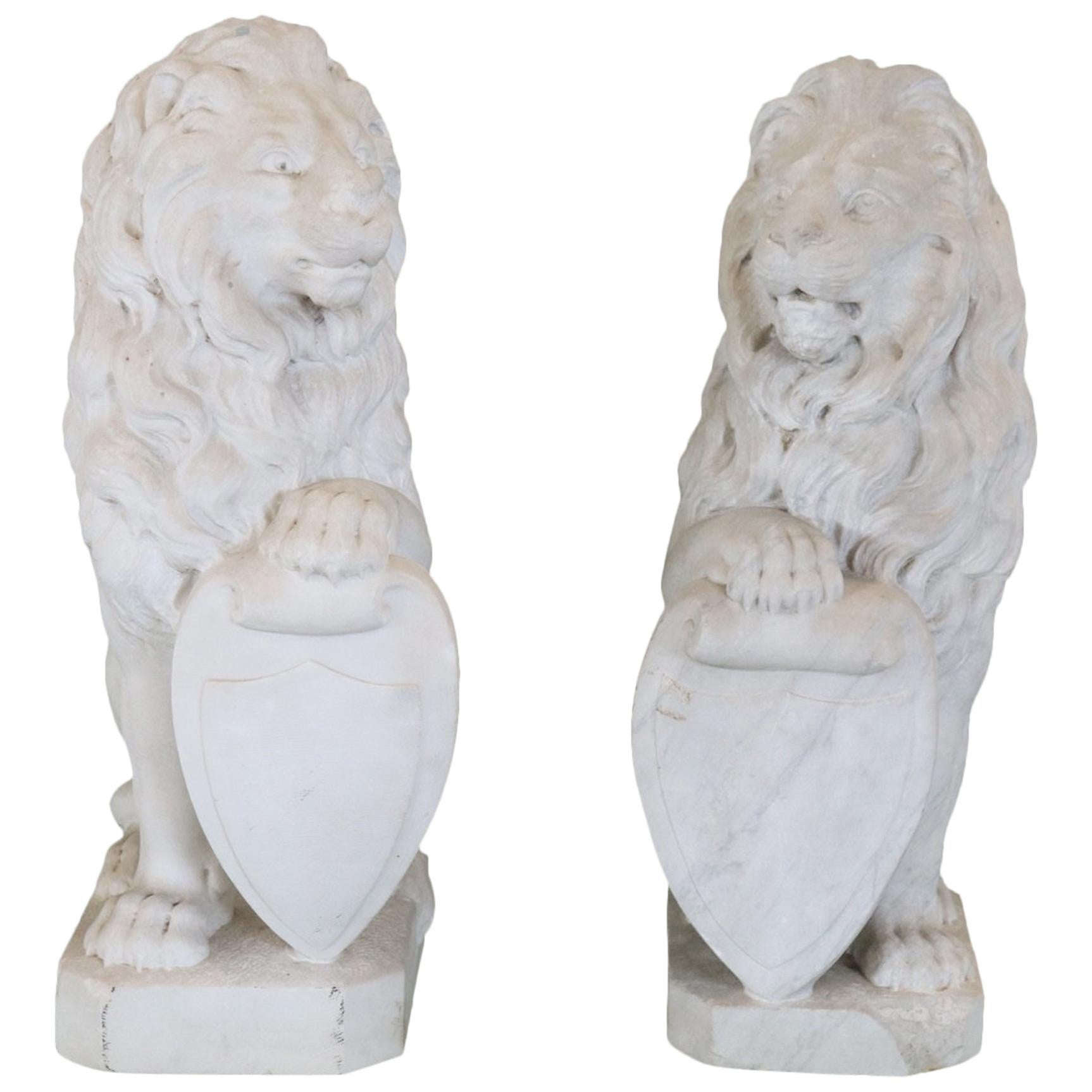 19th Century Italian Sculpture in White Marble of Carrara Pair of Lions