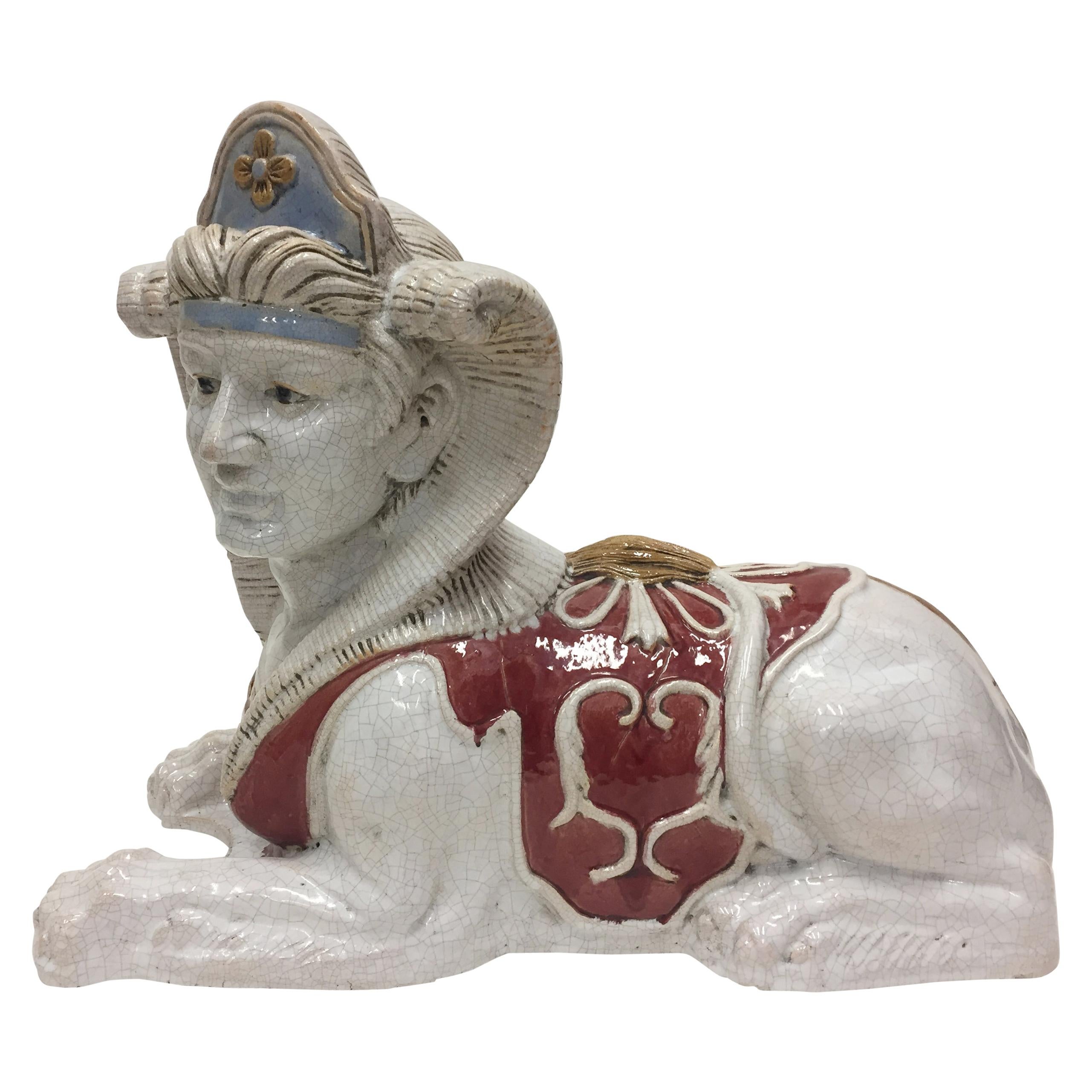 Dramatische glasierte Terrakotta-Skulptur einer ägyptischen Sphinx, glasiert im Angebot
