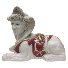 Sculpture spectaculaire en terre cuite émaillée d'un sphinx égyptien