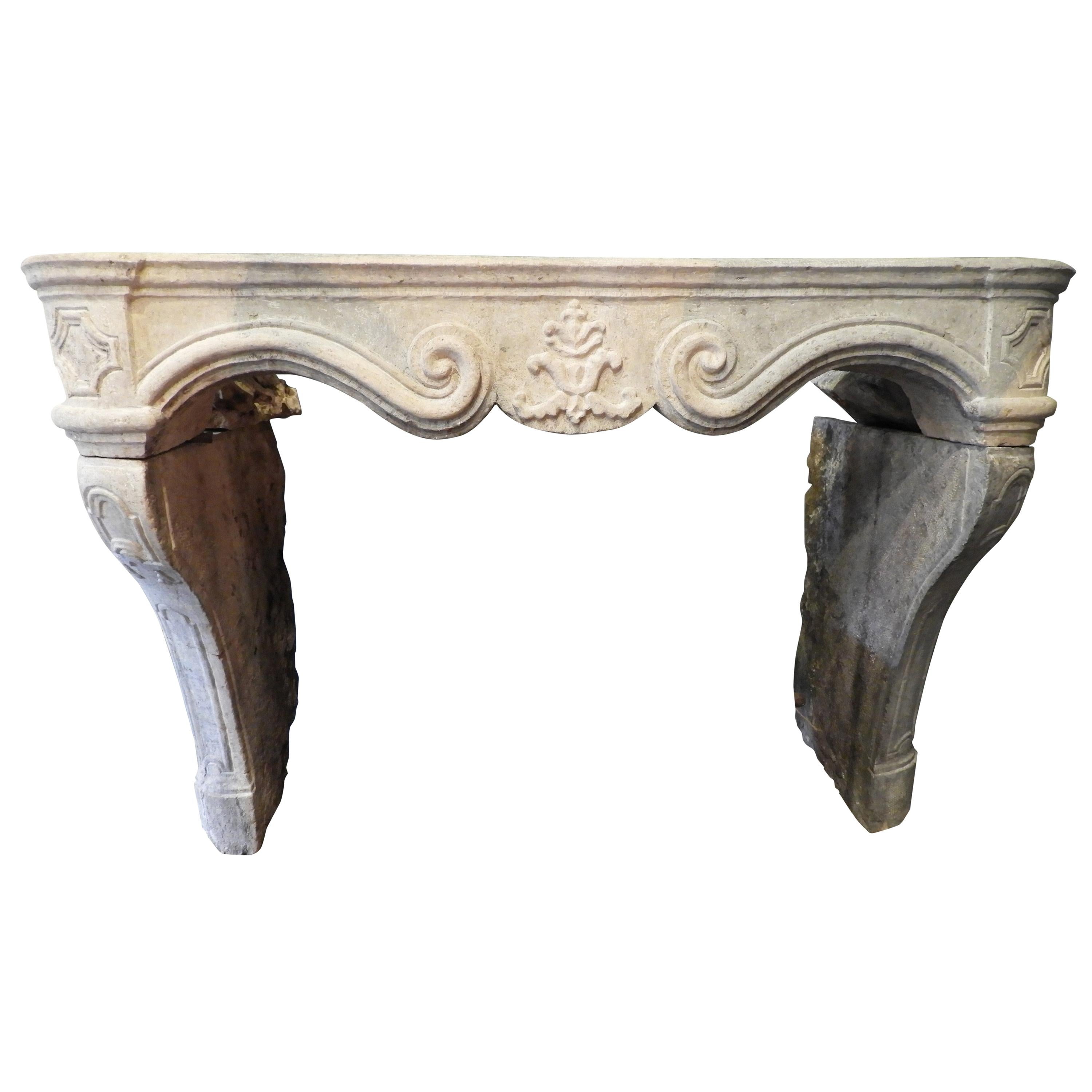 18th Century Rustic French Bicolor Limestone Fireplace from Burgundy For Sale