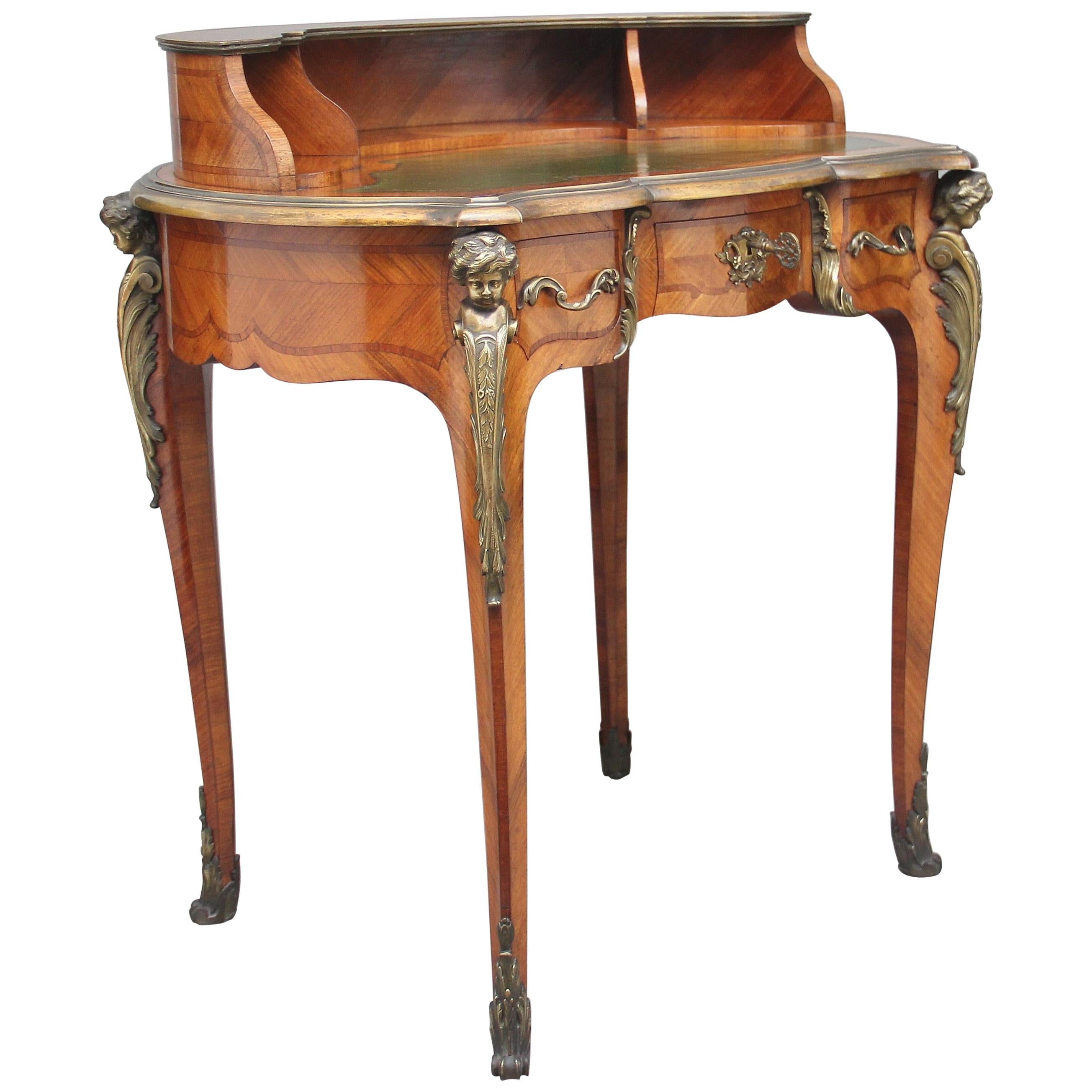 Table à écrire en bois de violette et bronze doré du XIXe siècle en vente