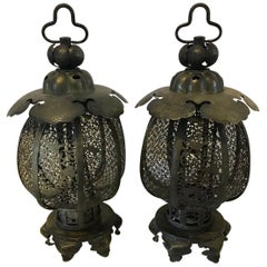 Japanese Extraordinary Bronze "Chrysanthemum Flower" Pair Lanterns, Fine Details