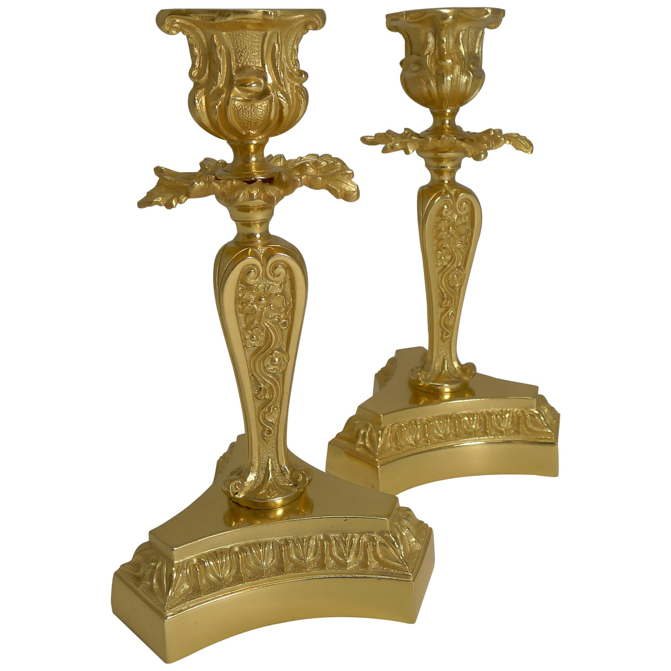 Paar elegante französische Kerzenleuchter aus vergoldeter Bronze, um 1890 im Angebot