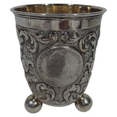 Gobelet ancien en argent de style baroque allemand avec vieilles pièces