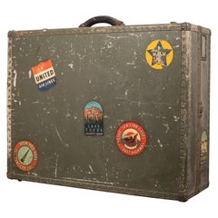 Vieille valise avec autocollants de voyage originaux:: circa 1940-1950
