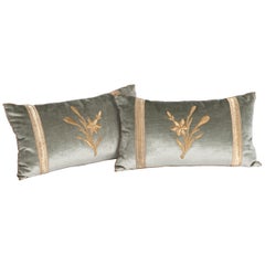 Paire de coussins en velours de couleur vert pastel avec broderie métallique ancienne