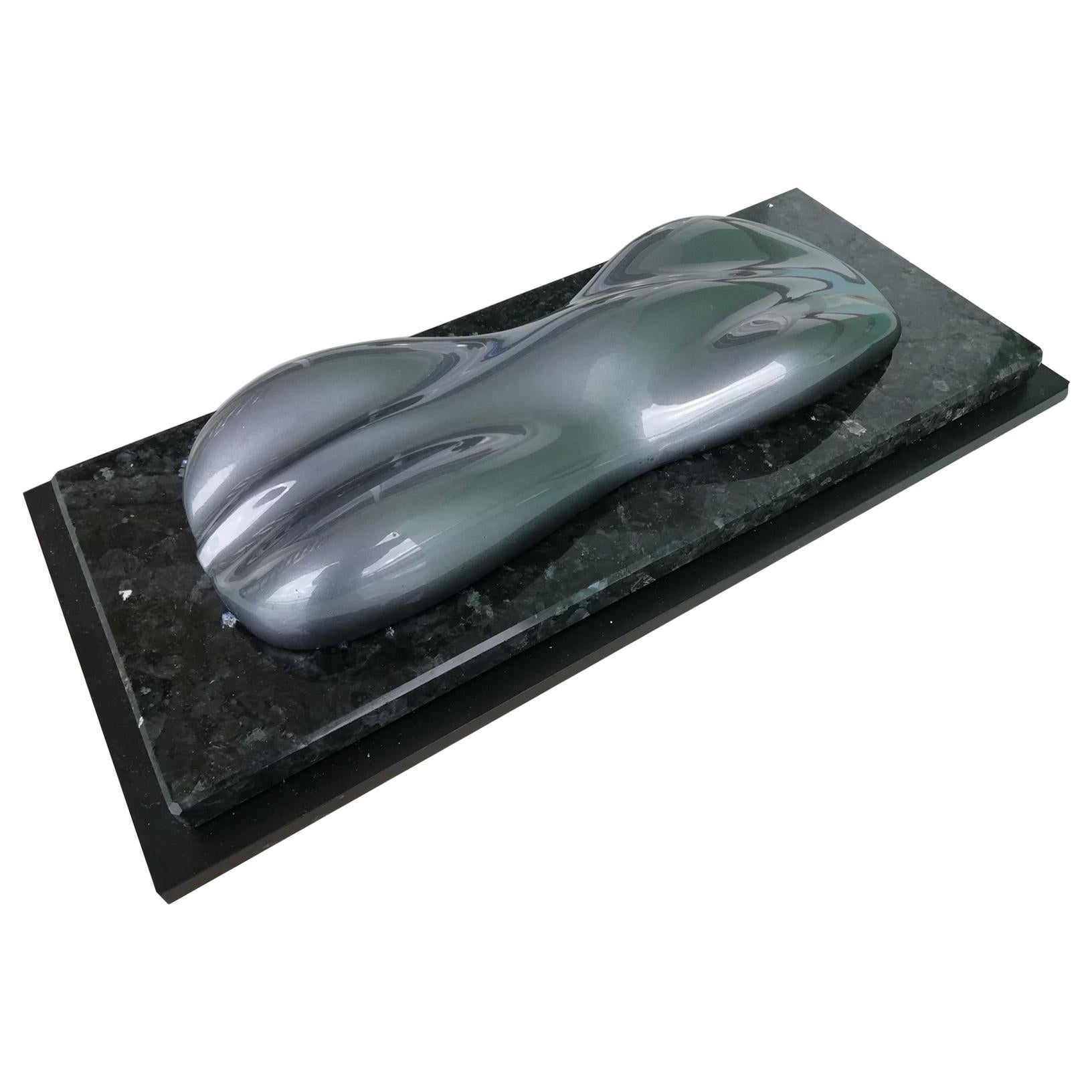 Belzoni, escultura de un coche de carreras, "Lago Azul"