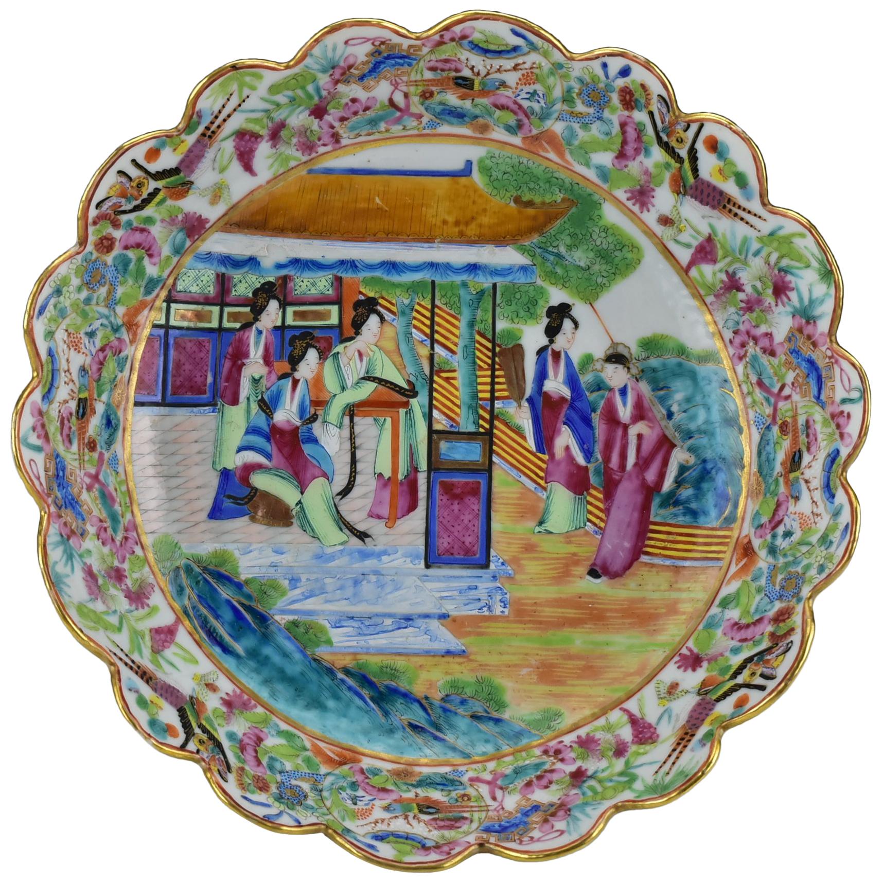 19th Century Chinese Rose Mandarin Porcelain Serving Bowl with Scalloped Rim
