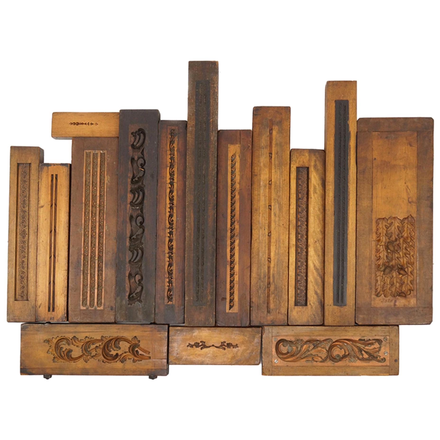Collection de moules en bois sculpté du 19e siècle pour moulages, tailles variables