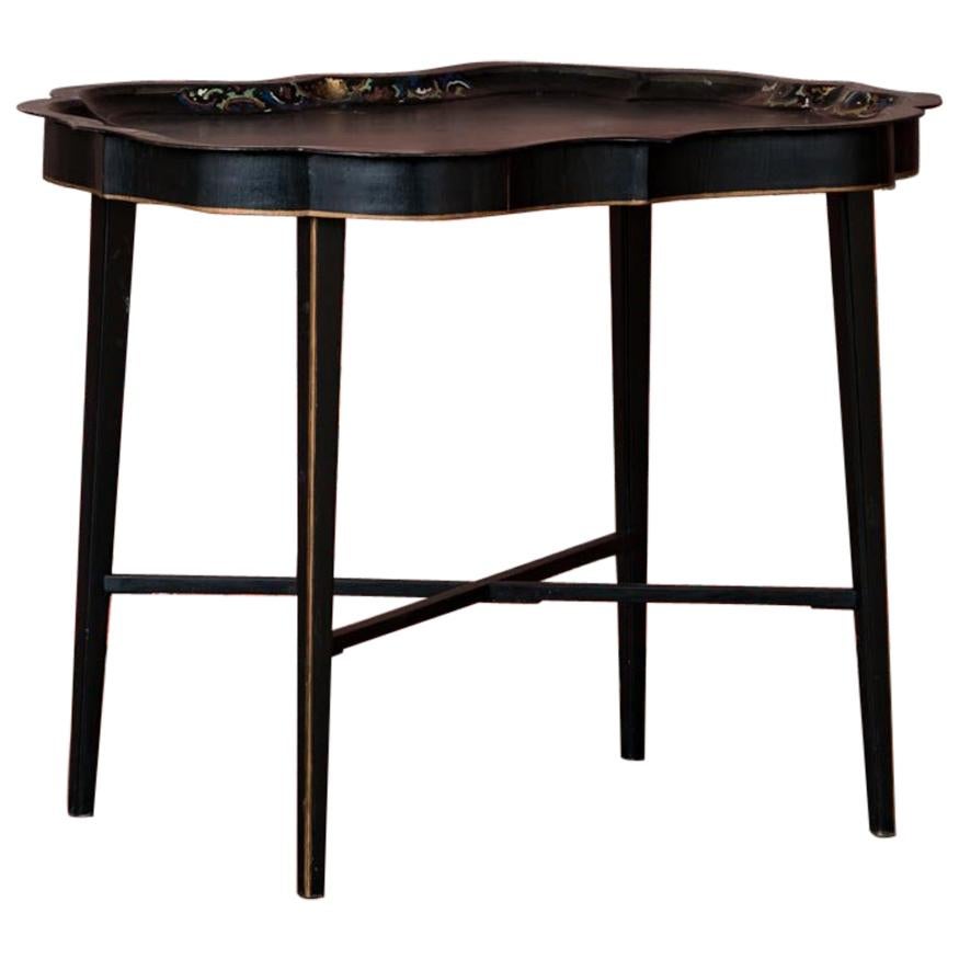 Petite table à plateau suédoise peinte en noir en vente
